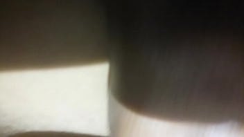 Спортивная чернокожая шлюха с крашенными волосами крутит перед камерой сочной аналом