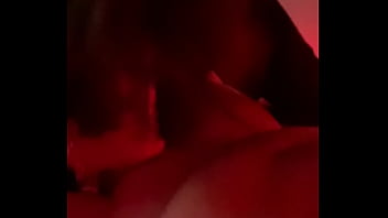 Студенточка с сочной попой и мокрой мокрощелкой занимается сексом с жеребчиком перед объективом камеры